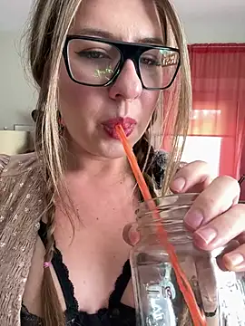 Snapshot of sophielove888 chatting on March 21, 2025, 6:29 pm sophielove888 online show from March 21, 2025, 6:29 pm