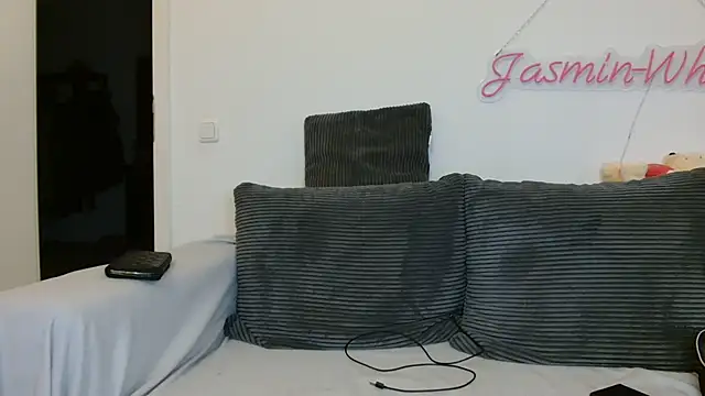 Jasmin-White online show from July 1, 2026, 5:13 pm