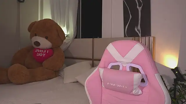 AnnyHizzle online show from May 27, 2026, 1:57 am