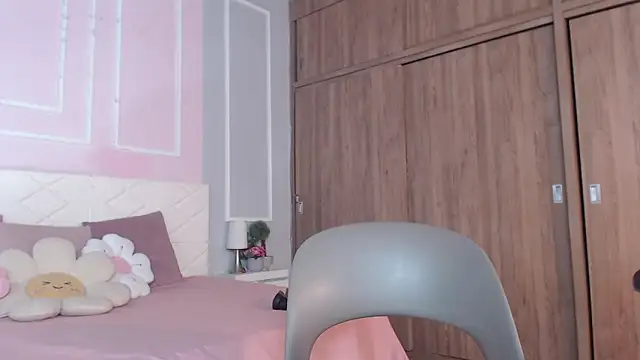 Snapshot of OraLarson chatting on September 14, 2025, 11:32 am OraLarson online show from September 14, 2025, 11:32 am