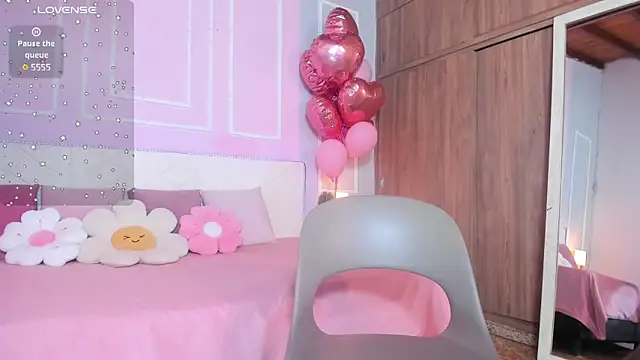 Snapshot of OraLarson chatting on March 18, 2025, 1:12 pm OraLarson online show from March 18, 2025, 1:12 pm