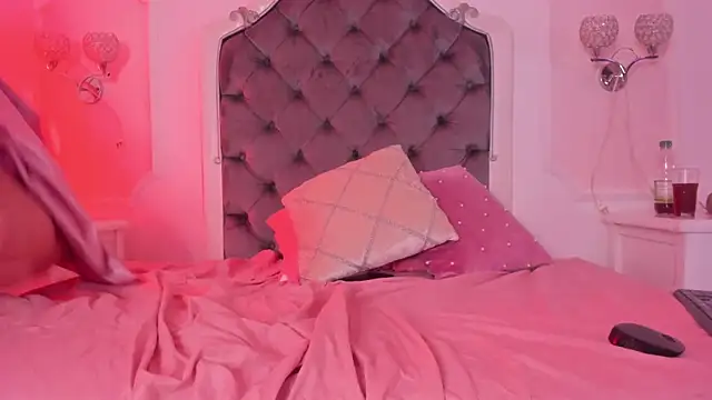 Ginger Violetta  online show from June 17, 2026, 7:35 pm