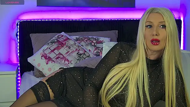 EmaCourtis online show from December 21, 2025, 9:44 am