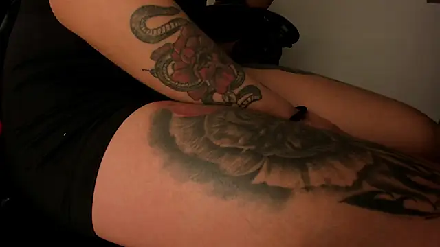 selene red  online show from October 17, 2025, 1:46 pm