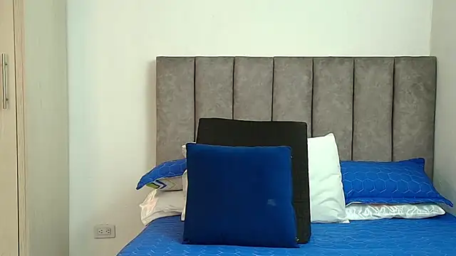 karina lewis  online show from November 6, 2025, 3:54 am