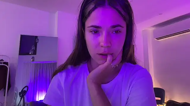 Mika Miller online show from September 18, 2025, 5:43 am