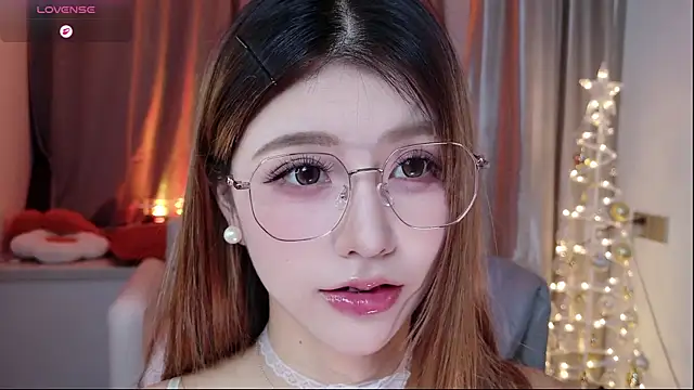 Momoever123456 online show from October 9, 2025, 1:44 pm