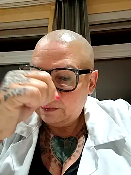 gepiercte nippel online show from April 15, 2026, 10:10 pm