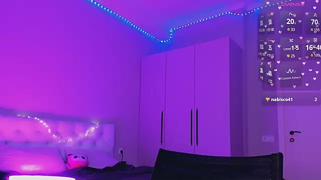 bitchpeace  online show from November 20, 2025, 8:31 pm