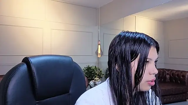 ISA  CUTEE online show from November 18, 2025, 7:17 pm