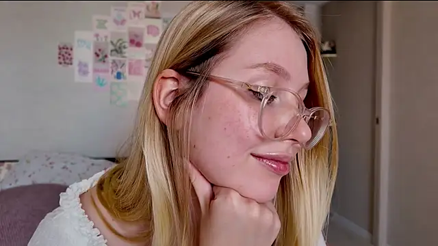 HoneyAudrey online show from November 17, 2025, 3:32 am