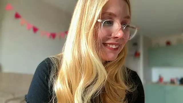 HoneyAudrey online show from October 21, 2025, 3:28 am