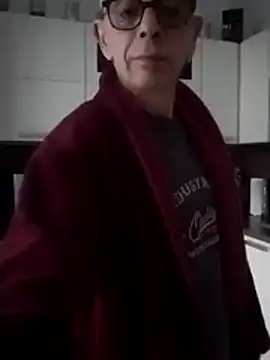 Snapshot of heitzer1072 chatting on February 26, 2026, 6:24 am heitzer1072 online show from February 26, 2026, 6:24 am