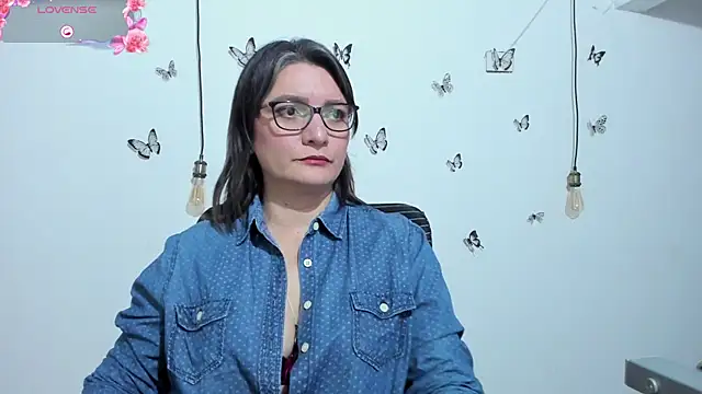 Amie Adams82  online show from December 15, 2025, 3:40 pm