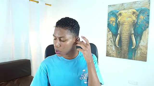 maiki18  online show from December 1, 2025, 9:04 pm