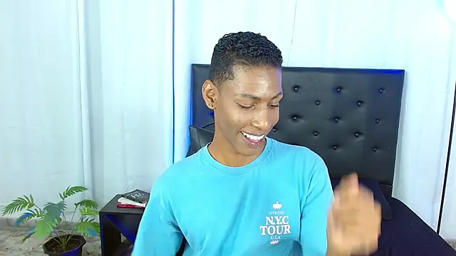 maiki18  online show from March 12, 2026, 9:30 pm