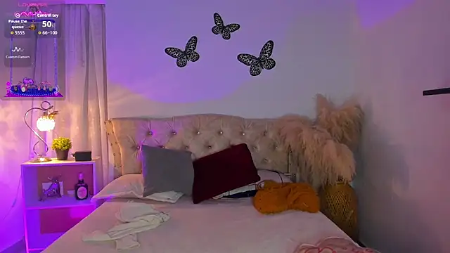 Sarahballiston  online show from November 25, 2025, 1:06 am