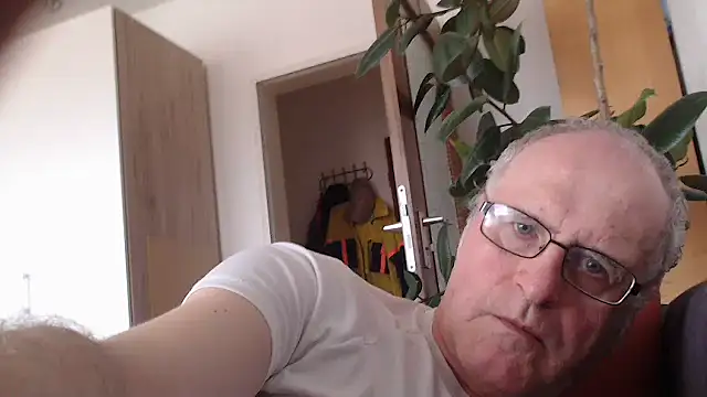 Milkasahne64 online show from October 8, 2025, 9:00 am