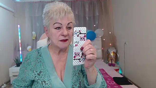 KayleSmoll online show from October 8, 2025, 6:30 pm