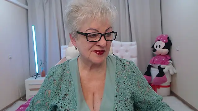 KayleSmoll online show from May 6, 2026, 6:34 pm