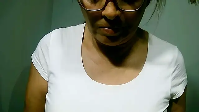 leona- online show from September 17, 2025, 8:55 pm