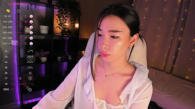 sensualily online show from October 4, 2025, 3:35 pm