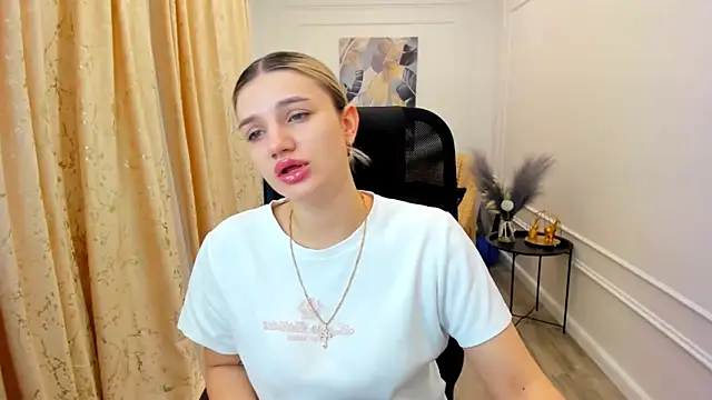 Snapshot of SelenaeMoore chatting on June 17, 2026, 3:50 am SelenaeMoore online show from June 17, 2026, 3:50 am