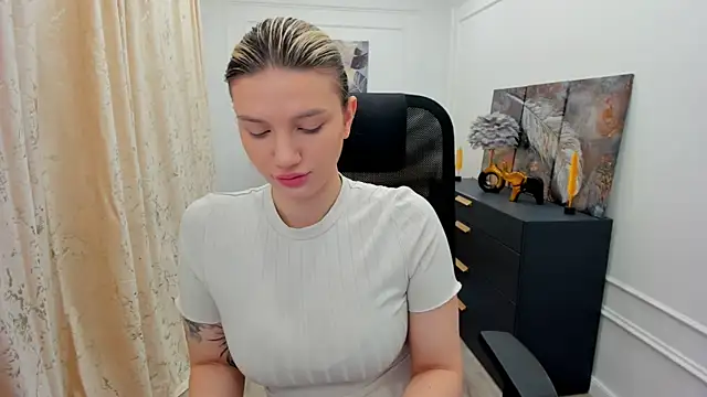 Snapshot of SelenaeMoore chatting on May 30, 2026, 3:46 am SelenaeMoore online show from May 30, 2026, 3:46 am