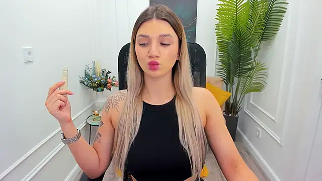 SelenaeMoore online show from November 14, 2025, 7:50 pm