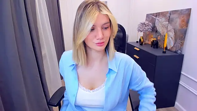 SelenaeMoore online show from May 8, 2026, 3:43 am