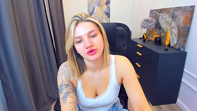SelenaeMoore online show from May 6, 2026, 3:43 am