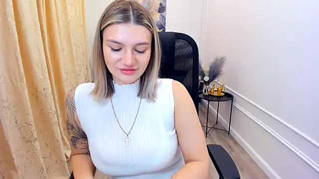 Snapshot of SelenaeMoore chatting on June 16, 2026, 4:01 am SelenaeMoore online show from June 16, 2026, 4:01 am