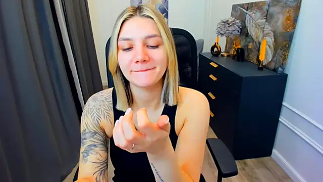 SelenaeMoore online show from May 5, 2026, 3:42 am