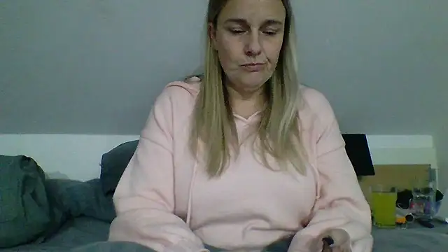 scrummymummy2 online show from January 6, 2026, 9:52 pm