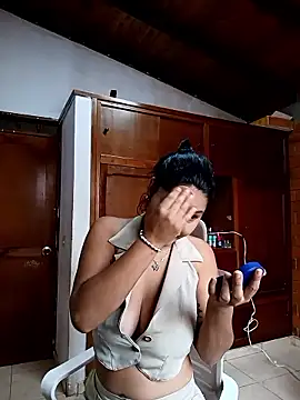 SamaraJay1 online show from January 13, 2026, 2:21 pm