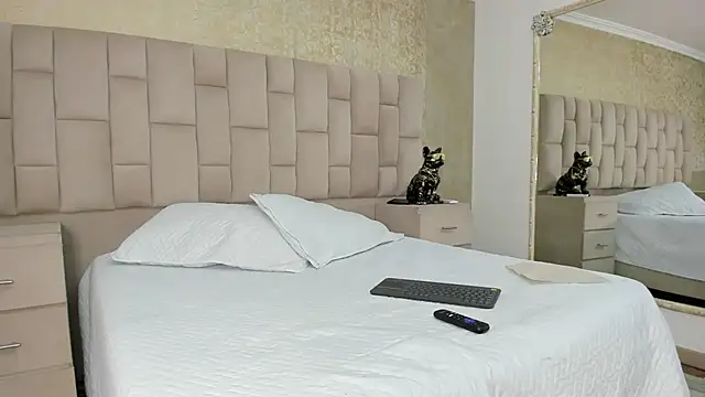 EmmaTorres  online show from September 14, 2025, 7:47 pm