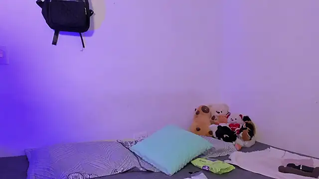 crystalvazquez online show from October 16, 2025, 11:51 am