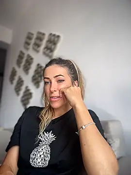 RaquelleDevon online show from May 6, 2026, 7:01 am