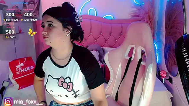 Mia foxx  online show from September 27, 2025, 10:05 pm