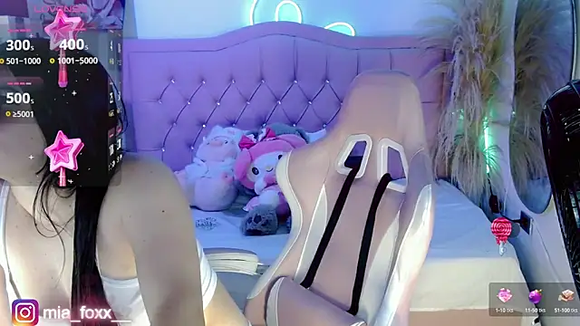 Mia foxx  online show from October 6, 2025, 11:05 pm