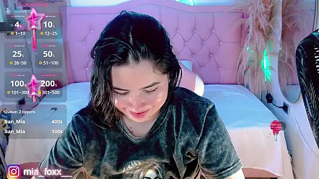 Mia foxx  online show from October 5, 2025, 10:11 pm