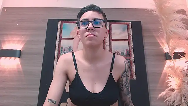 Cutie Shy  online show from December 17, 2025, 7:19 pm