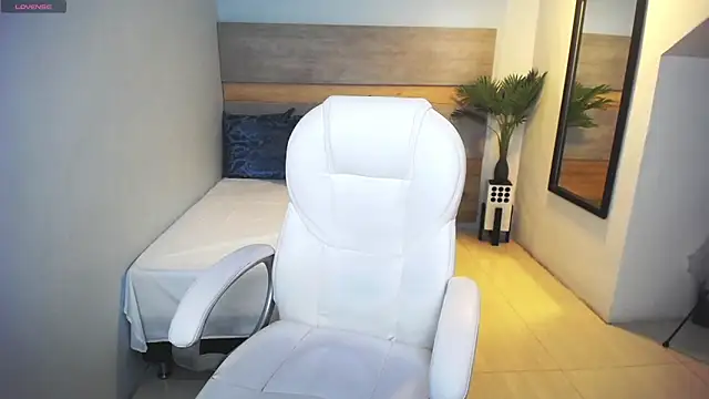 liseth fox online show from March 8, 2025, 11:28 pm