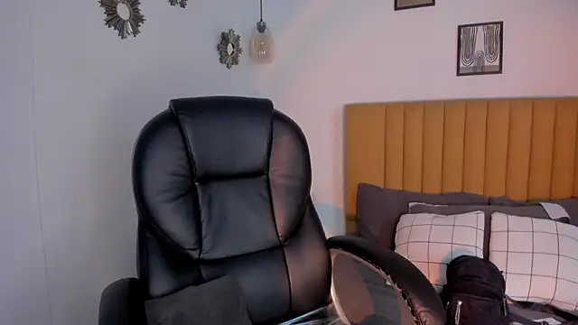 Snapshot of lara_madisson chatting on March 13, 2026, 11:43 pm lara madisson online show from March 13, 2026, 11:43 pm