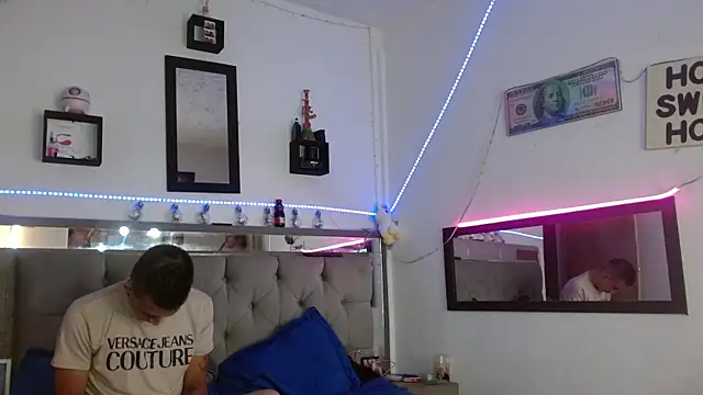 parejacaliente20154 online show from March 19, 2025, 12:01 pm