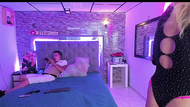 Snapshot of parejacaliente20154 chatting on June 30, 2026, 11:10 am parejacaliente20154 online show from June 30, 2026, 11:10 am