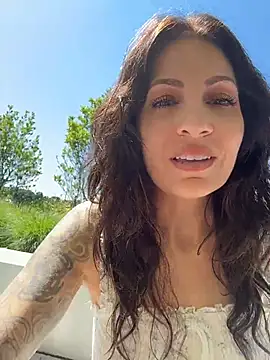 Snapshot of BeautifulMesss chatting on July 8, 2026, 2:51 pm BeautifulMesss online show from July 8, 2026, 2:51 pm
