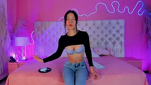 Julieta Cortes   online show from February 18, 2026, 2:02 pm