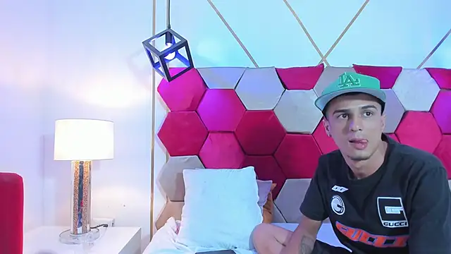 Mila Gus online show from December 19, 2024, 2:01 am