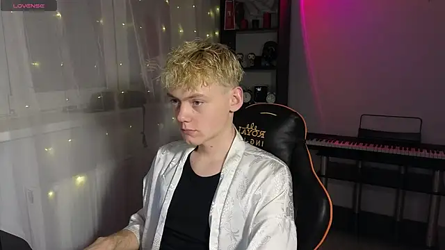 Keytaro online show from March 18, 2025, 7:01 pm